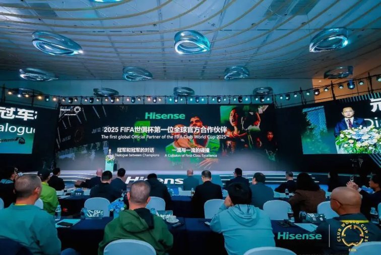 因凡蒂诺晒与足协主席宋凯合影 肯定中国足球近年来进展