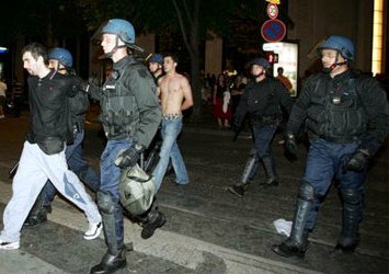 乱！数千名球迷在巴黎市中心闹事，警方共逮捕两百多人
