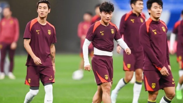 国足迎战泰国：张玉宁和韦世豪能否担纲核心重任？